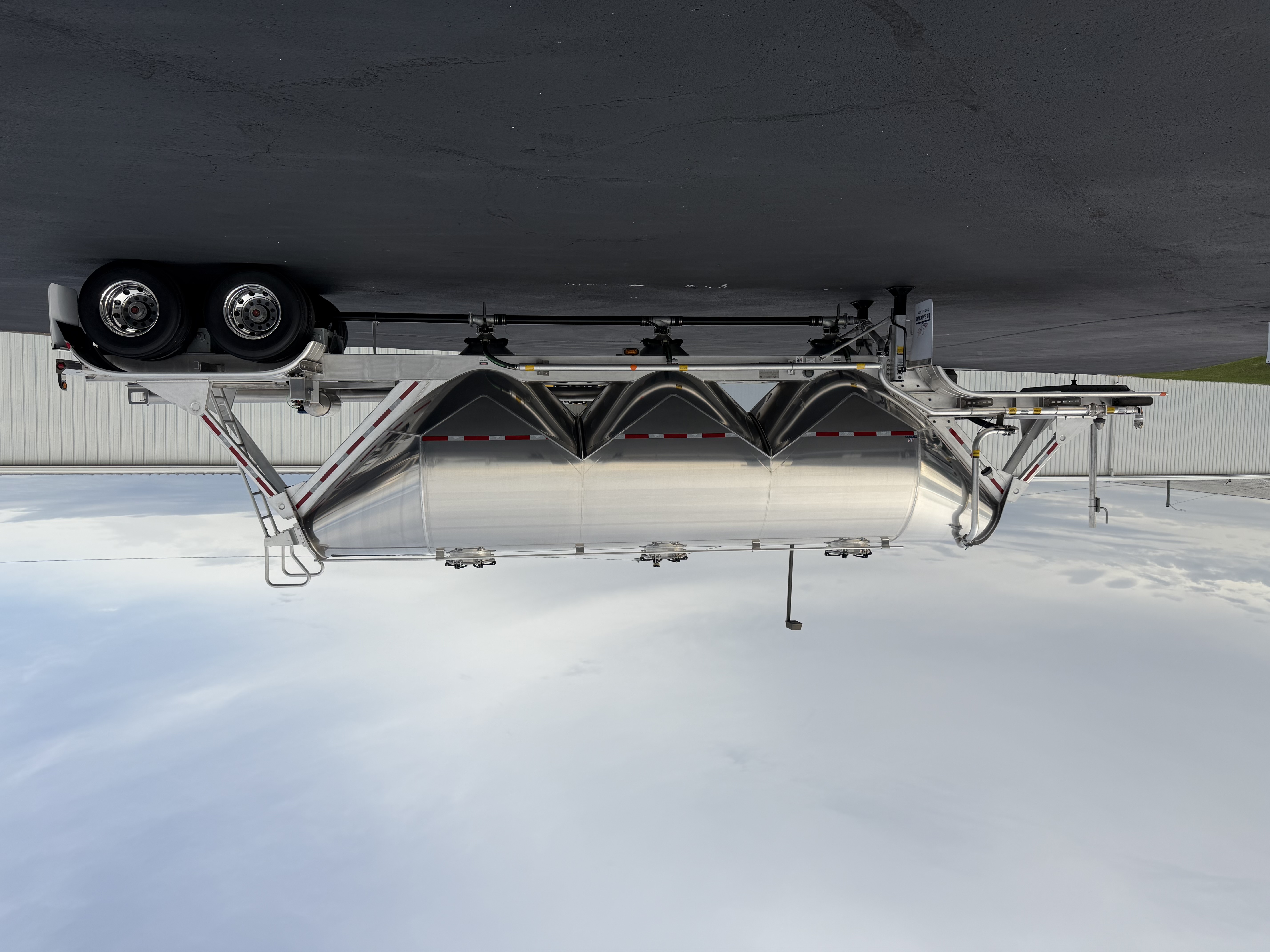 Tremcar 1000 Cube Pneumatic Trailer Photo 2