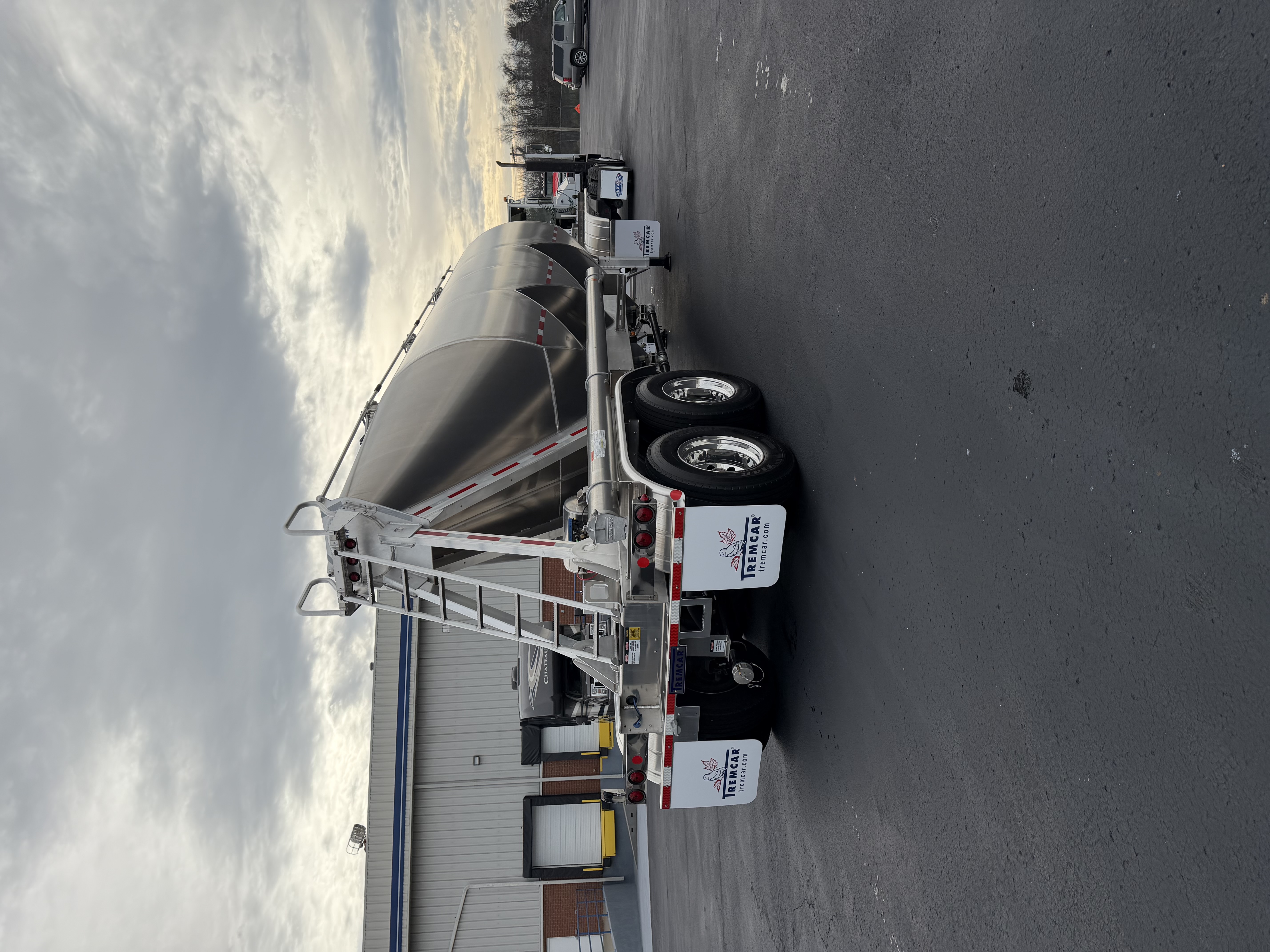 Tremcar 1200 Cube Pneumatic Trailer Photo 2