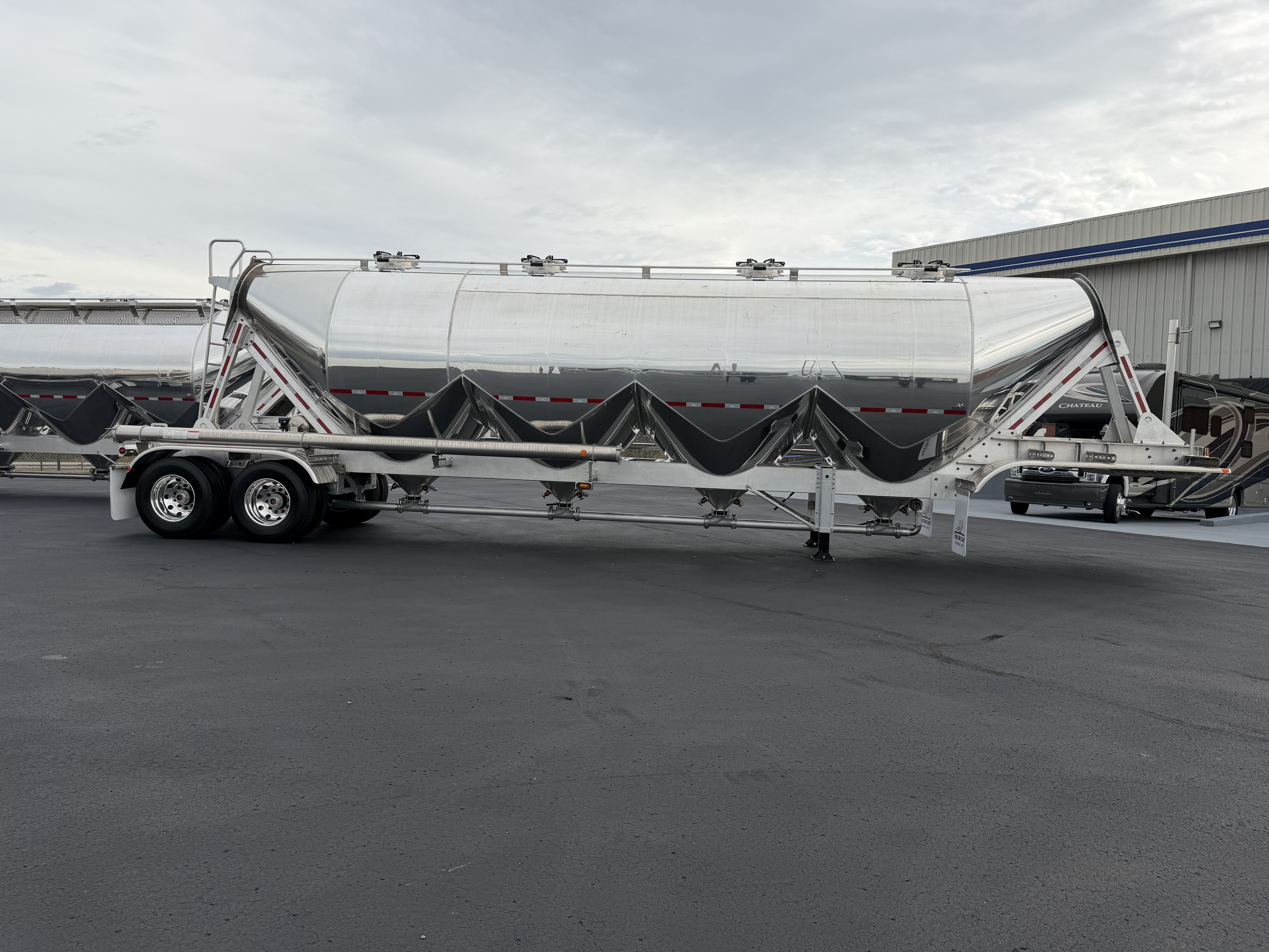 Tremcar 1625 Cube Pneumatic Trailer Photo 2