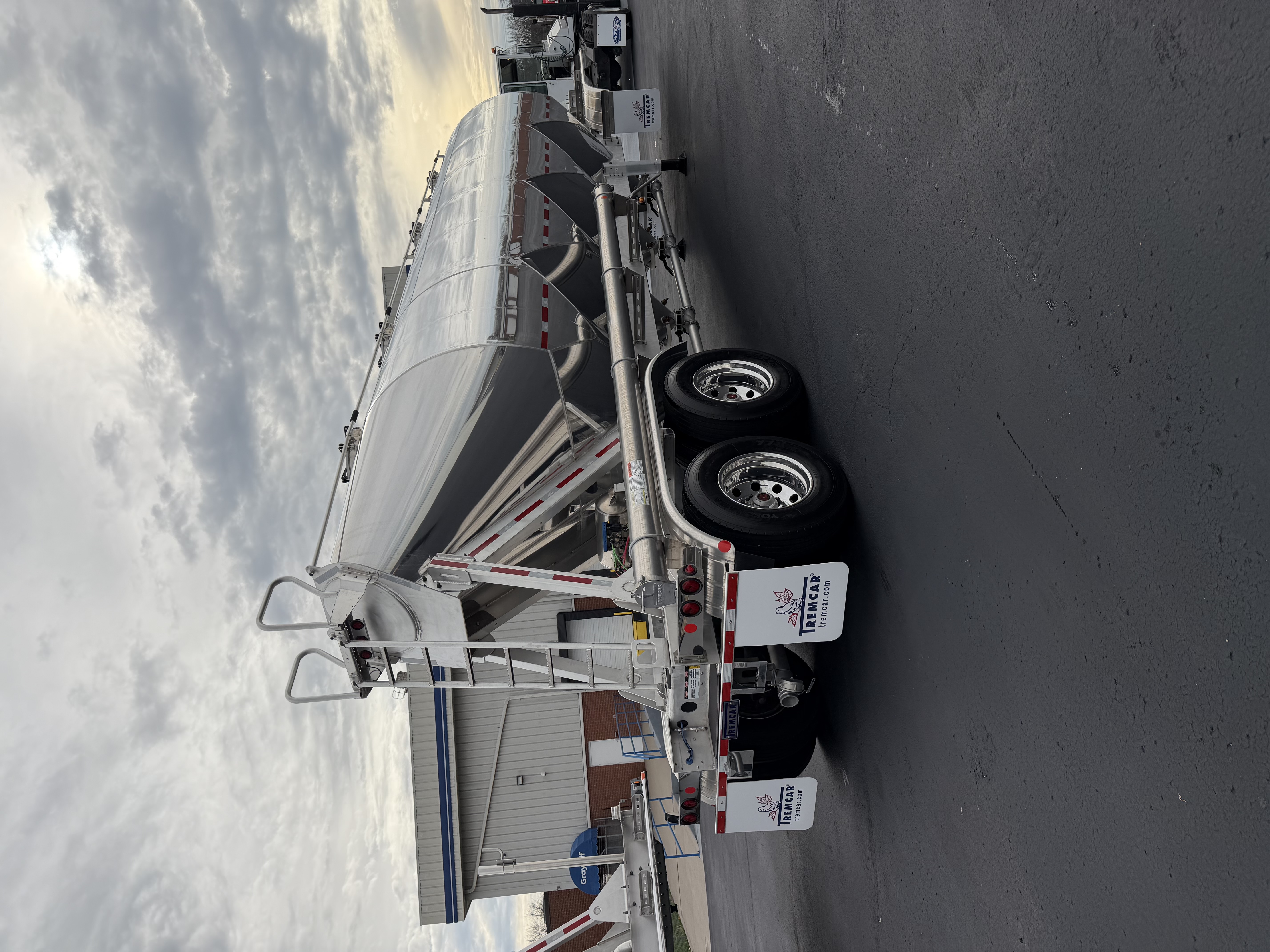 Tremcar 1625 Cube Pneumatic Trailer Photo 3