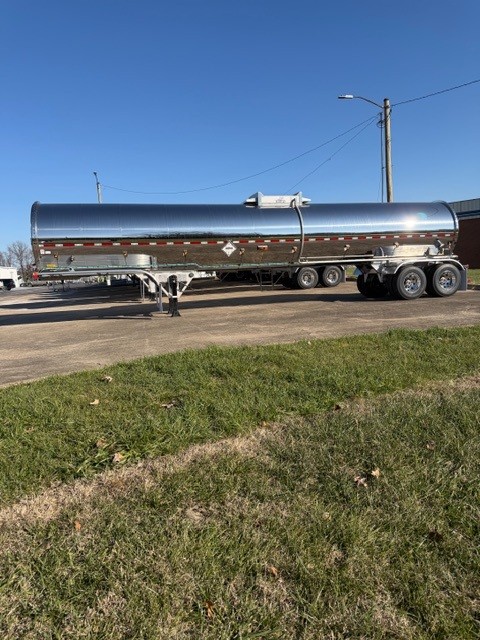 Stainless Steel Tank Trailer Side View